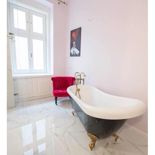 Luxury gorgeous newly refurbished apartment - historic centre