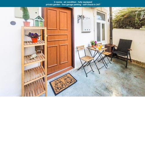 Old town 2 rooms apartment garden free parking